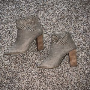 Report taupe heel size 6.5